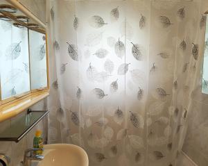 baño con cortina de ducha con mariposas. en HomeSweetHome Free Parking Wifi Elevator Balcony, en Kassel 39 fotos más