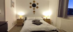 Postel nebo postele na pokoji v ubytování Zesty rooms in town apartment