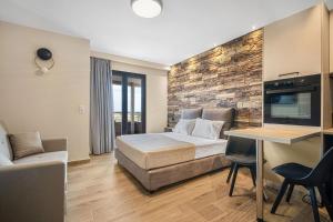 een slaapkamer met een bed, een bureau en een tv bij Grande Mare with Sea view in Amoudara Herakliou