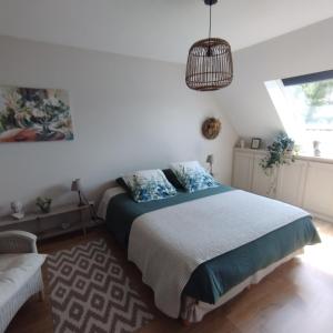 1 dormitorio con 1 cama y 1 sofá en Le Clos des Mouettes en Calais