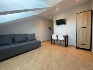Televízia a/alebo spoločenská miestnosť v ubytovaní Villa Pati