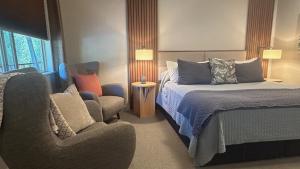 Postel nebo postele na pokoji v ubytování Discovery Inn