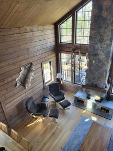 y vistas a una sala de estar con paredes de madera. en Idre Mountain Lodge Golfbanan en Idre