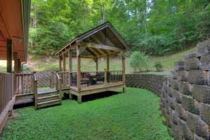 un mirador al lado de un muro de piedra en Gorgeous "Country Roads" by HoneyBearCabins 4BR 4BA, next to pool, easy drive, main strip location!, en Pigeon Forge