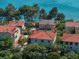 an aerial view of houses with red roofs at Apartman Meri in Cres