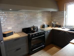 Cuisine ou kitchenette dans l'établissement Coeur de Loup