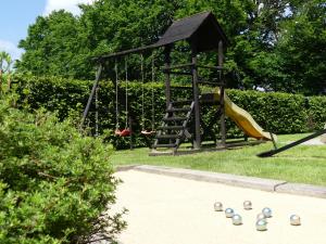 une aire de jeux avec un toboggan et des balles sur l'herbe dans l'établissement Coeur de Loup, à Sourbrodt