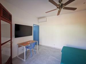 TV a/nebo společenská místnost v ubytování Studio Koton - 3 étoiles - Deshaies centre