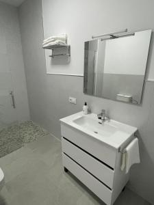 Ένα μπάνιο στο Apartamento María Sanlúcar con garaje