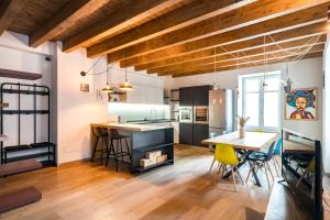 eine Küche und ein Esszimmer mit Tisch und Stühlen in der Unterkunft Casa Riberi Mole Antonelliana Centro in Turin + 9 Fotos