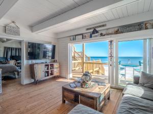 een woonkamer met uitzicht op de oceaan bij Vintage Vacation in Surf City