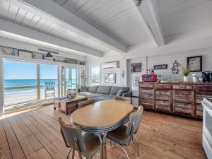 een keuken en woonkamer met een tafel en stoelen bij Vintage Vacation in Surf City