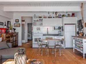 een keuken en woonkamer met een tafel en stoelen bij Vintage Vacation in Surf City +17 foto's