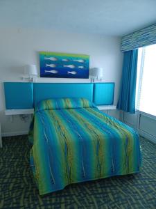 um quarto com uma cama num quarto em Islander Beach Resort - New Smyrna Beach em New Smyrna Beach