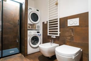 a bathroom with a washing machine and a toilet at Casa Riberi Mole Antonelliana Centro in Turin