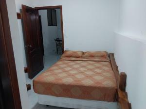 Tempat tidur dalam kamar di Tintorera Guest House