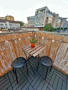 Uma varanda ou terraço em Bright and central suite with a balcony