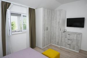 TV a/nebo společenská místnost v ubytování Apartman KATARINA