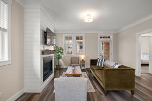 un soggiorno con divano e camino di Salt and Vine Cottage by Seabrook Hospitality a Pacific Beach