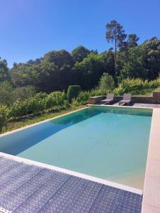 Bazén v ubytování Quinta de Santa Júlia nebo v jeho okolí