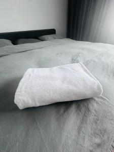 ein weißes Handtuch, das auf einem weißen Bett liegt in der Unterkunft Vila Meditteran in Turbaţi + 24 Fotos