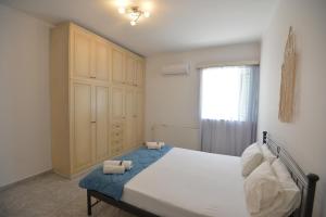 イアリソスにあるNina's Apt in Ialysos near the Beachのタオルが敷かれた大きなベッドのある寝室