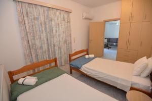 イアリソスにあるNina's Apt in Ialysos near the Beachの窓のある小さな部屋にベッドが2つある