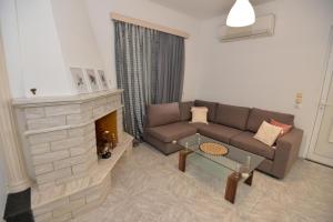 イアリソスにあるNina's Apt in Ialysos near the Beachのソファと暖炉のあるリビングルーム +28枚の写真