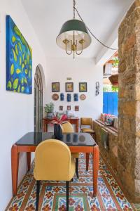 帕拉蒂的住宿－蓬塔爾花園旅館，一间带桌椅的用餐室