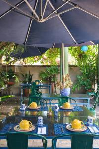 uma mesa com pratos de comida debaixo de um guarda-chuva em Pousada Pontal Gardens em Paraty