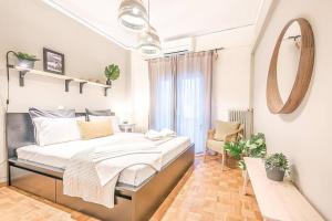 um quarto com uma cama com um espelho e plantas em Bohemian Chic 1BR Apartment in the Heart of Athens em Atenas