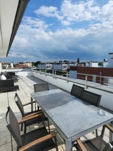 a table and chairs on top of a roof at Apartament Margaretville 90m in Kołobrzeg