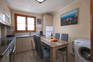 O bucătărie sau chicinetă la Villa Royal with Sea View