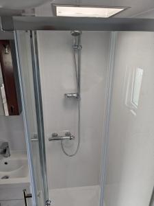 eine Dusche im Bad neben einem Waschbecken in der Unterkunft L&g FAMILY HOLIDAYS 6 BERTH CORAL BEACH LAURA FAMILYS ONLY AND LEAD PERSON MUST BE OVER 30 in Ingoldmells + 21 Fotos