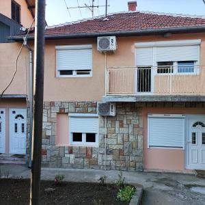 a house with a balcony and a balcony at Apartman Bagdala in Kruševac
