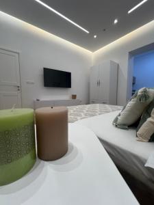 una camera da letto con un letto e una tv a parete di Green Villa 2 a Vlorë