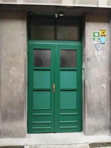 a green door on the side of a building at Potkrovlje u centru in Sarajevo