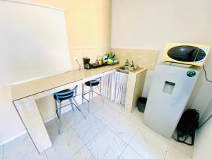 a kitchen with a refrigerator and a counter with stools at Departamento Piso 3 in Mazatlán