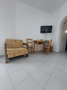 TV a/nebo společenská místnost v ubytování ΕΙΡΗΝΗ Studios