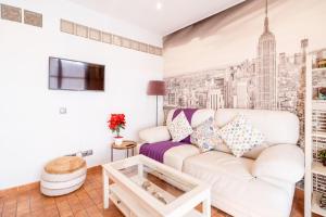 タラゴナにあるFerrers by Unik Vacationの白いソファと壁画のあるリビングルーム