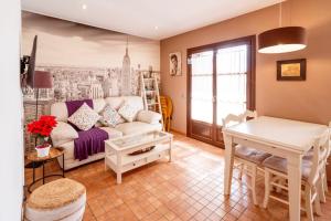 タラゴナにあるFerrers by Unik Vacationのソファとテーブルのあるリビングルーム