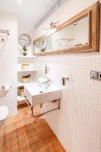 タラゴナにあるFerrers by Unik Vacationの洗面台と鏡のある白いバスルーム +24枚の写真