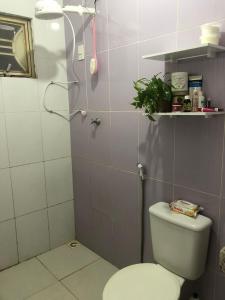 ein Badezimmer mit weißer Toilette und Dusche in der Unterkunft Casa da Mari in Petrolina
