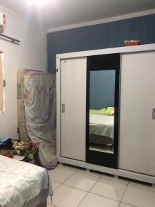 Schlafzimmer mit Schiebetür und Spiegel in der Unterkunft Casa da Mari in Petrolina + 7 Fotos