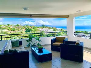 帕皮提Kaili Ocean view luxury 2BR AC throughout Fiber Wifi & Pool的可以看到海景的客厅