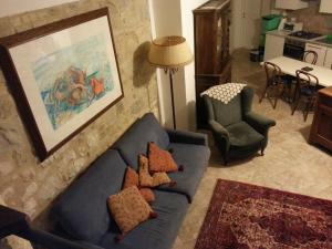 un soggiorno con divano blu e sedia di La Cueva ad Ancona