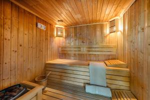 drewniana sauna z niebieskim krzesłem w obiekcie Pensiunea Apuseni Wild w mieście Remeţi