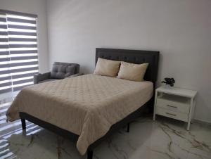 - une chambre avec un grand lit, une table de chevet et une fenêtre dans l'établissement Casa Brianna Vacacional - Alberca Privada, à Puerto Peñasco 21 autres photos