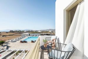 Bazén v ubytování Philosophy of Mykonos Boutique Hotel nebo v jeho okolí