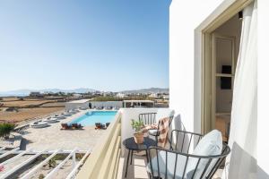 Bazén v ubytování Philosophy of Mykonos Boutique Hotel nebo v jeho okolí